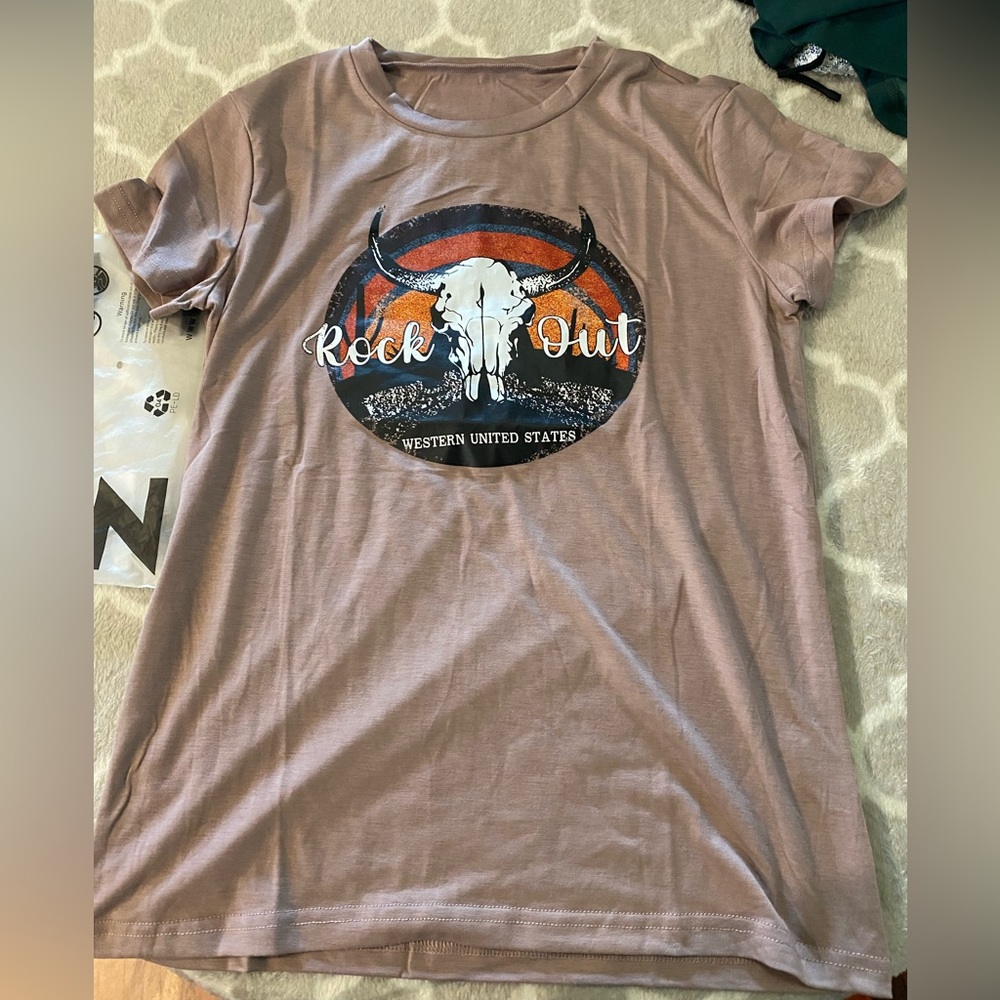 SHEIN ROCK OUT GRAPHIC TEE XS/L